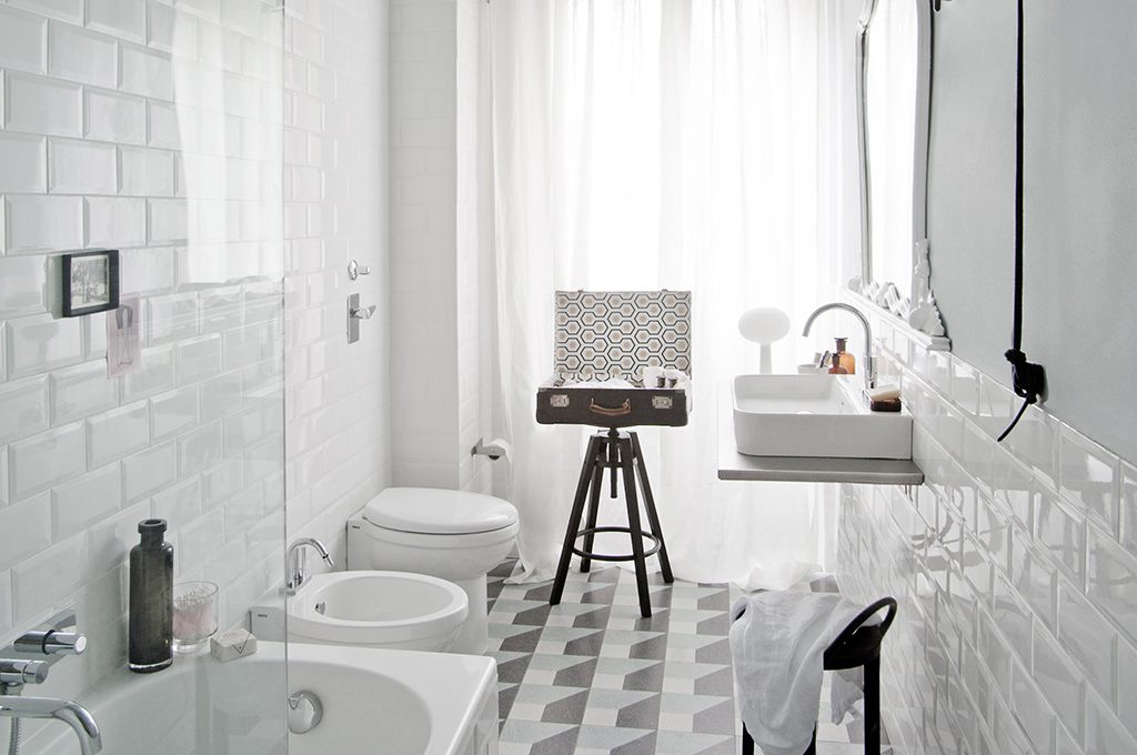 Rivisitazione del piccolo bagno anni ’60 in chiave moderna.